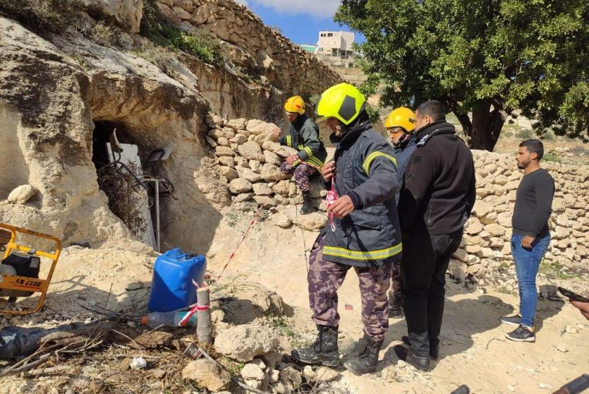 صورة من مكان انهيار المغارة في الخليل
