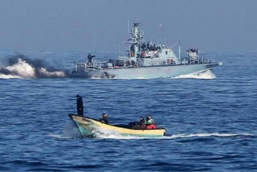 زوارق الاحتلال تلاحق مراكب الصيادين - أرشيف