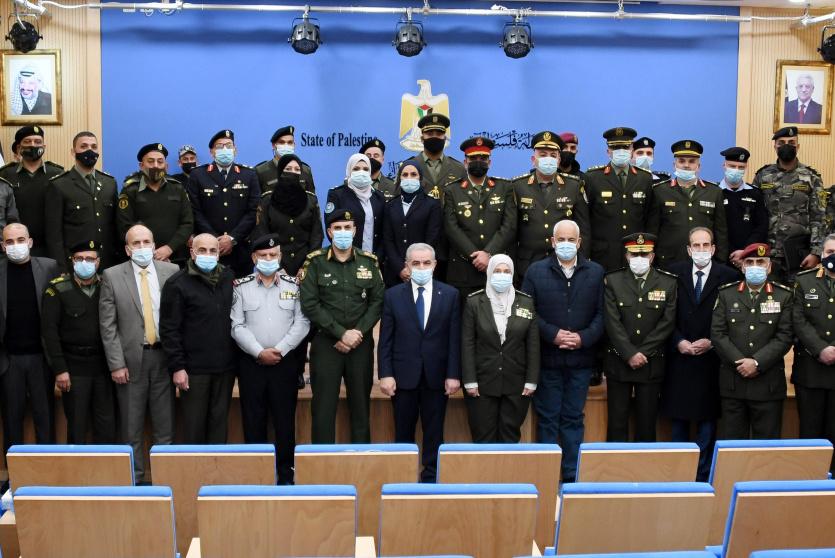 اشتية خلال تكريم الضباط