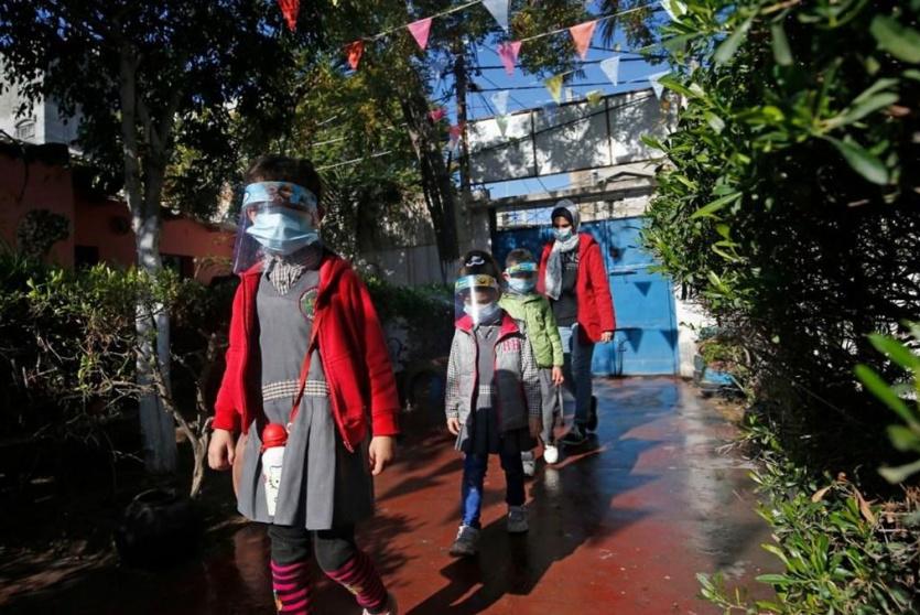 طلاب مدرسة في زمن كورونا