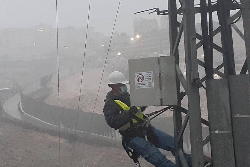 طواقم كهرباء القدس خلال المنخفض