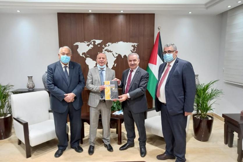 اشتية يتسلم من أبو هولي التقرير السنوي لدائرة شؤون اللاجئين