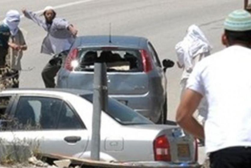 مستوطنين يعتدون على مركبات المواطنين