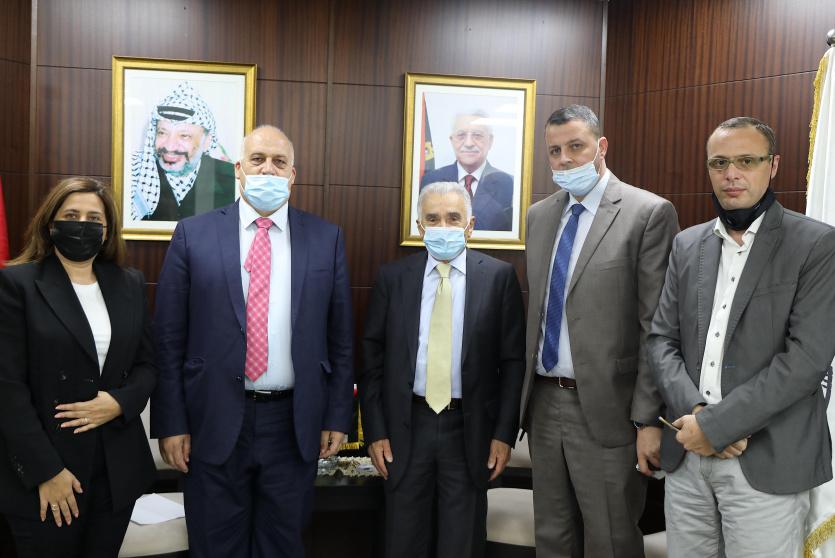 خلال الاجتماع