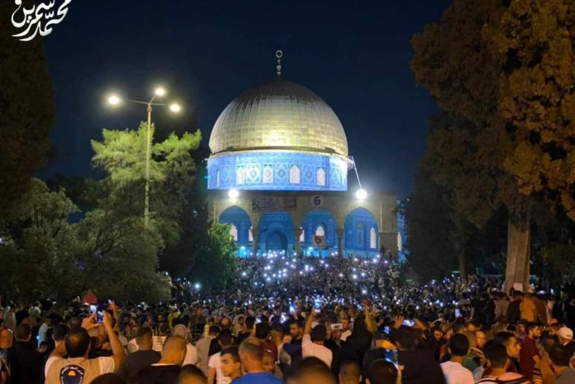 أعداد كبيرة من الفلسطينيين في "الأقصى" لإحياء ليلة القدر