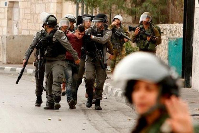 الاحتلال يعتقل مواطنا -أرشيف-