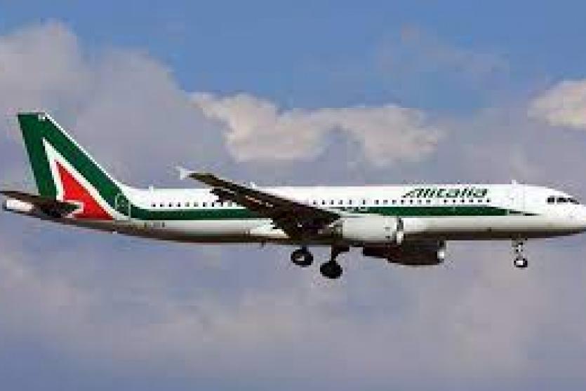 بالفيديو.. إيطالية تعتدي على ركاب طائرة بسبب كمامة!