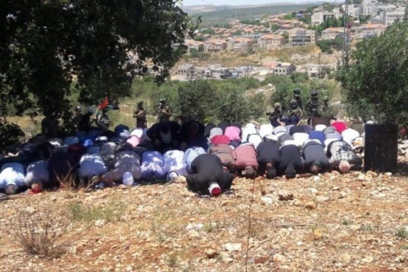 أداء صلاة الجمعة في بلدة حزما - ارشيف 