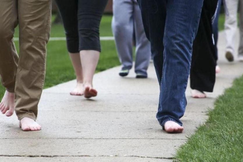 المشي بدون حذاء 