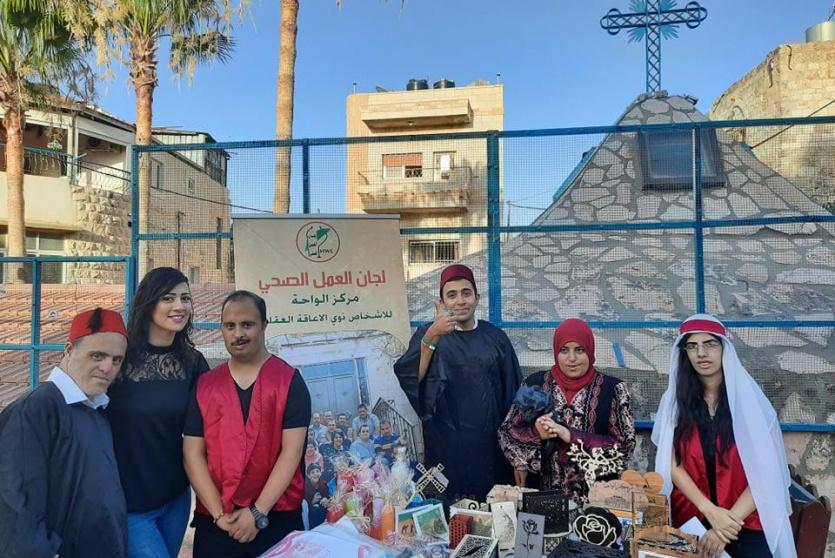 رواد مركز الواحة مشاركة مميزة في البازار الشعبي الساحوي