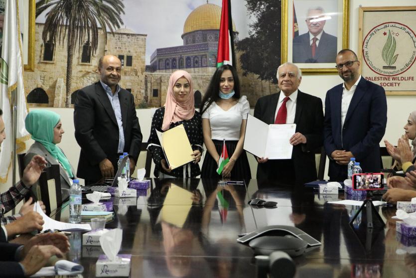 أثناء توقيع الاتفاقيات لاحتضان مشاريع ابداعية 