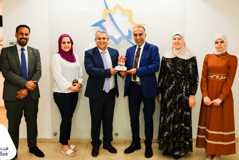 أثناء تكريم  بنك الدم المركزي في وزارة الصحة البنك الإسلامي الفلسطيني