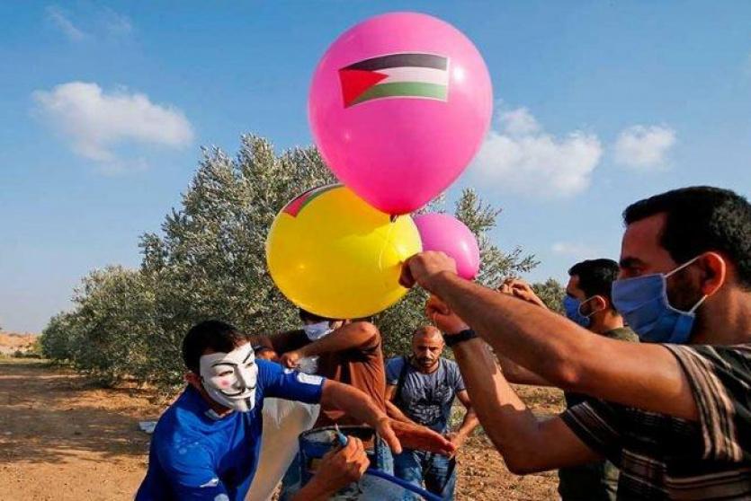 شبان يطلقون بالونات - ارشيف