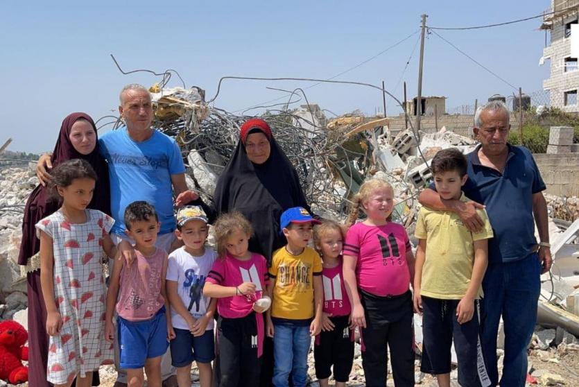 عائلة الدلال تقف على ركام منزلها