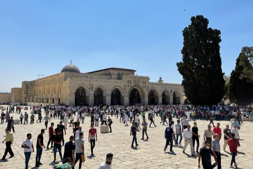 المصلين في رحاب الأقصى 