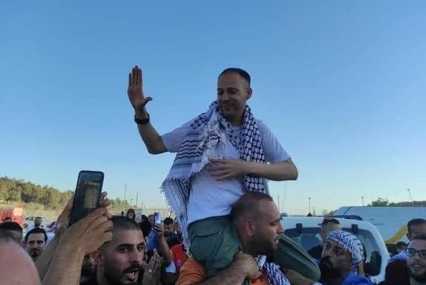 الأسير مريد غيث عقب الافراج عنه