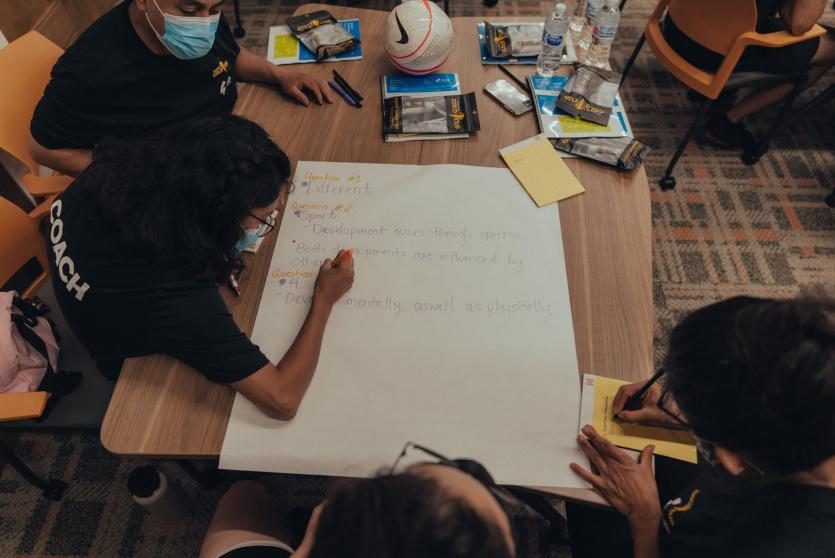 الجيل المبهر والكونكاكاف يواصلان العمل لتحسين حياة الأطفال والشباب في المجتمعات المهمشة