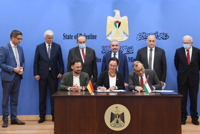 خلال توقيع الاتفاقيتين