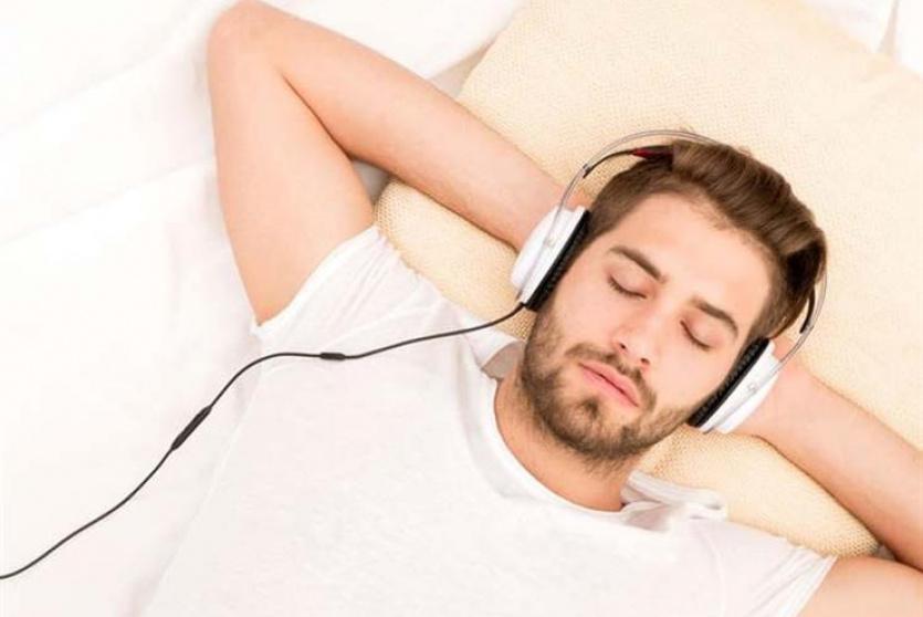 شخص يسمع الموسيقى - صورة تعبيرية