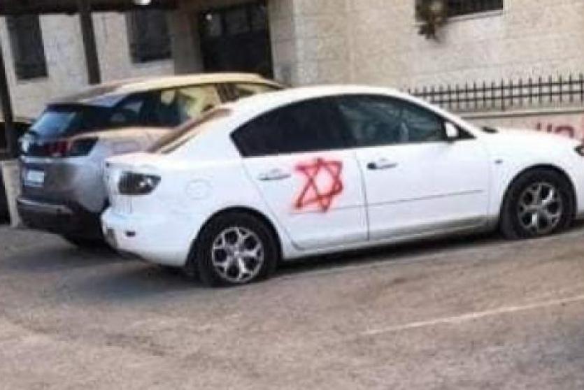 البيرة: مستوطنون يعطبون إطارات مركبات ويخطون شعارات عنصرية