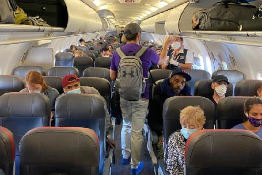 مسافرون عبر طائرة - ارشيف