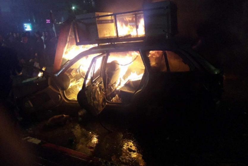 فيديو: شبان يحرقون سيارة مستوطنين دخلت مدينة رام الله