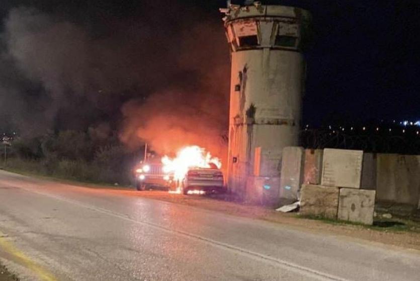 اشتعال النيران في مركبتين بالمكان