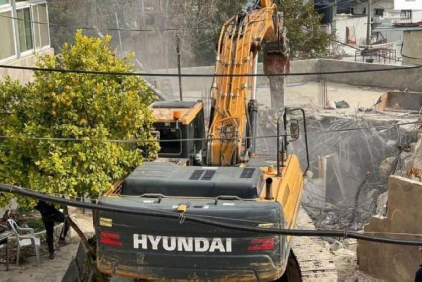 الاحتلال يهدم مركزا طبيا في جبل المكبر