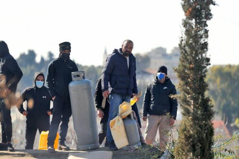 أفراد من عائلة صالحية ومتضامنين - ارشيف