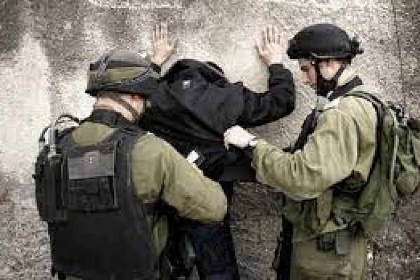 الاحتلال يعتقل شاب - ارشيف 