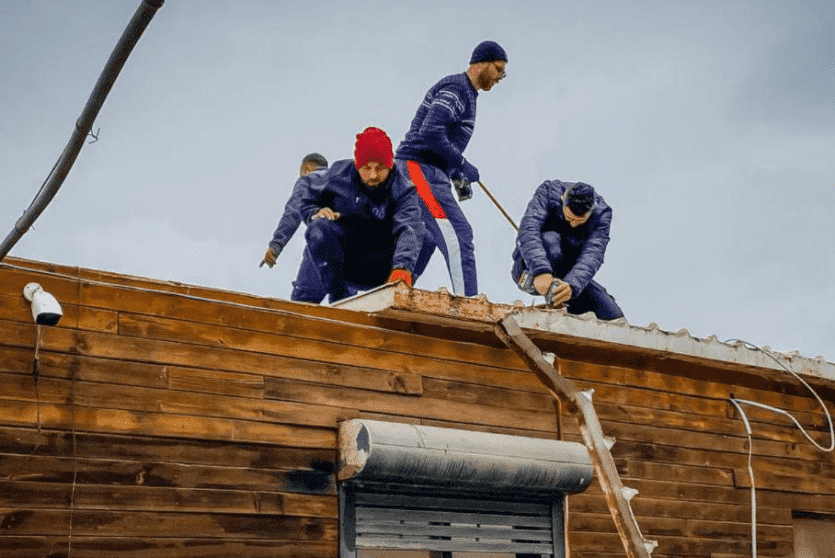 عائلة مقدسية تهدم منزلها