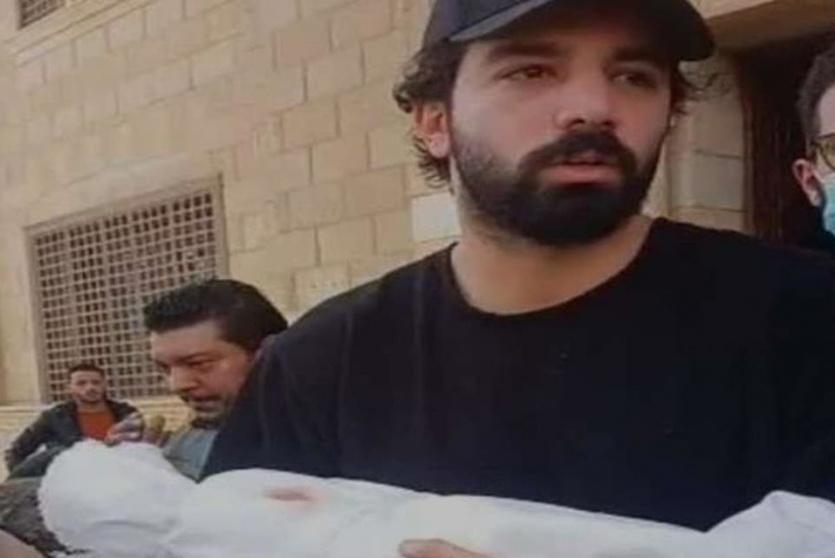 حازم ايهاب يحمل رضيعه