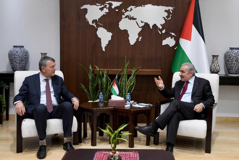 خلال لقاء اشتية المفوض العام لوكالة الأونروا