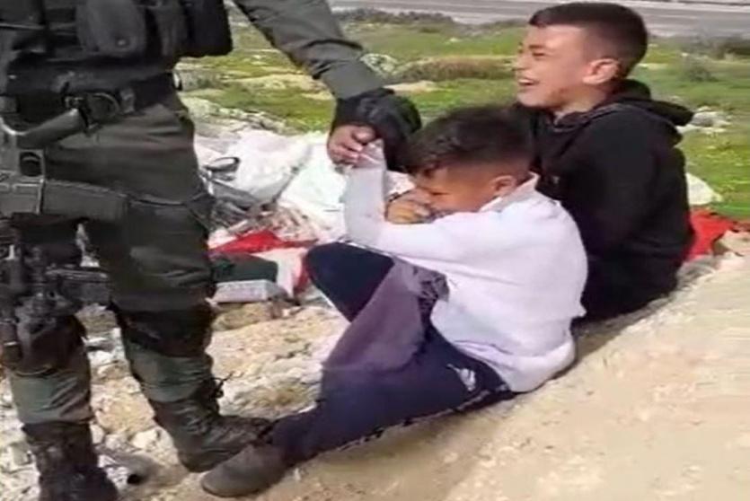 الاحتلال يعتدي على أطفال فلسطينيين