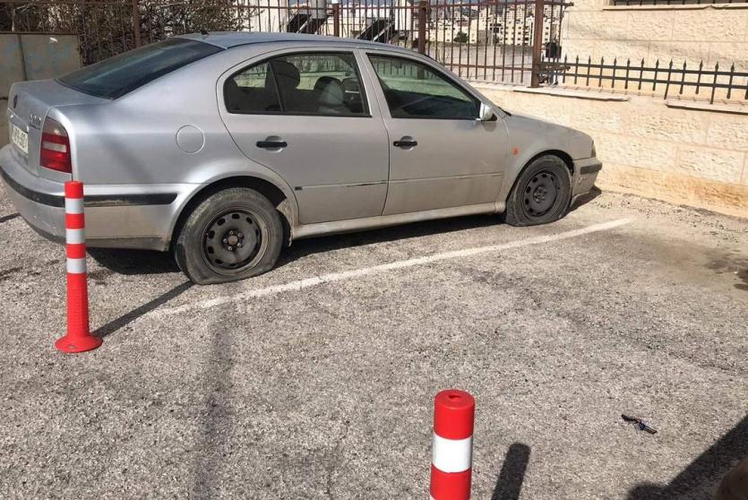 مستوطنون يعطبون إطارات أكثر من 20 مركبة في البيرة