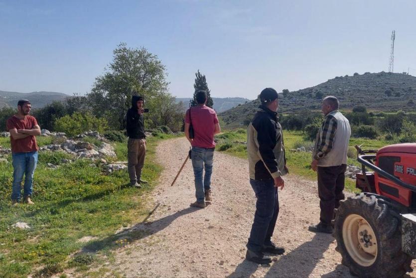 مستوطنون يمنعون المزارعين من حراثة أرضهم 