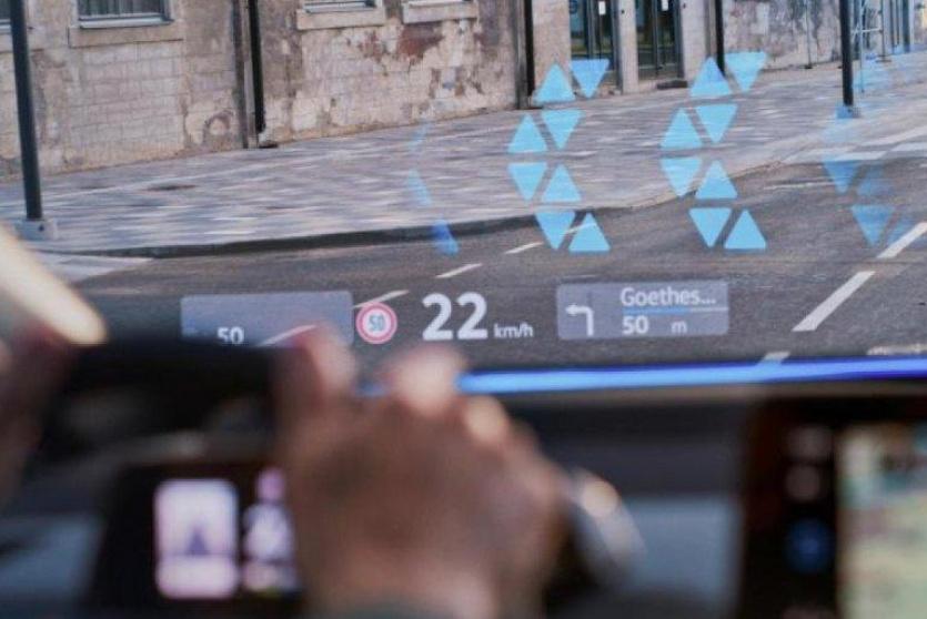 التقنية باستخدام الليزر لعرض الصور المجسمة على الزجاج الأمامي للسيارة (الألمانية)