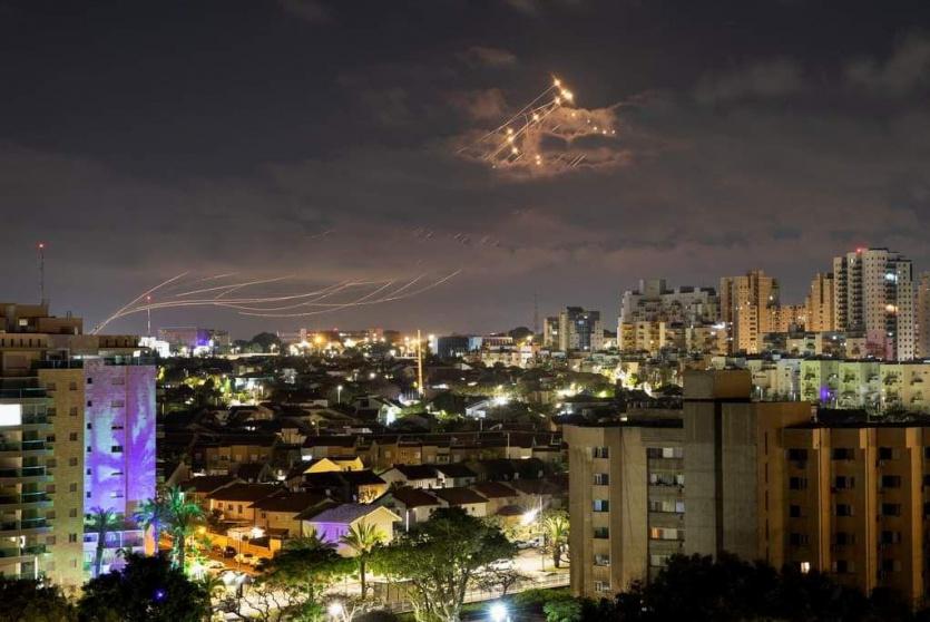 لحظة إطلاق صواريخ القبة الحديدية