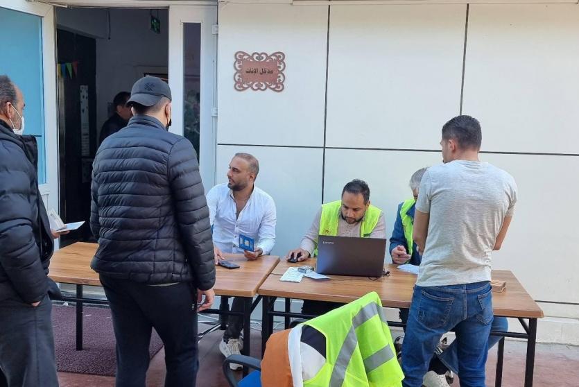 خلال توزيع المساعدات