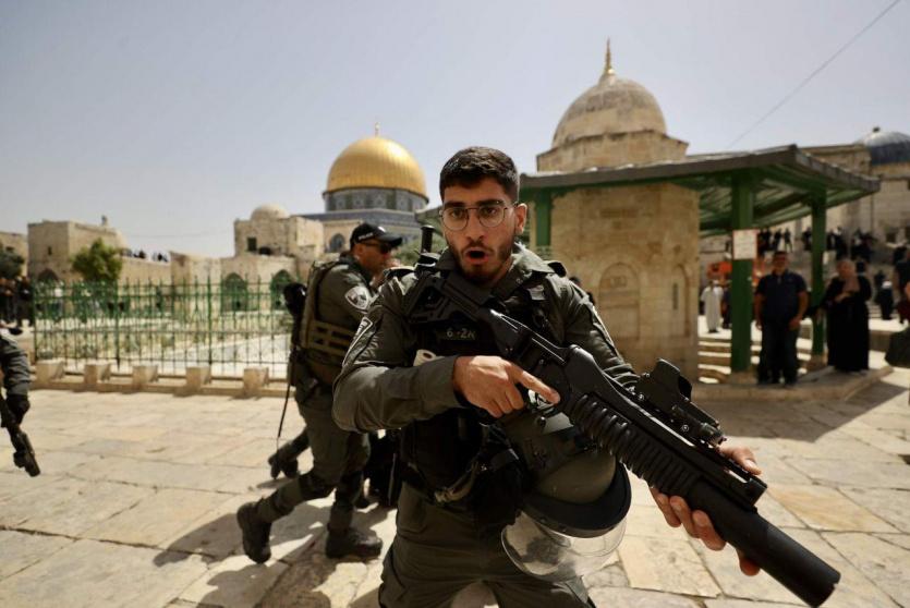 قوات الاحتلال تعتدي على المواطنين بالاقصى