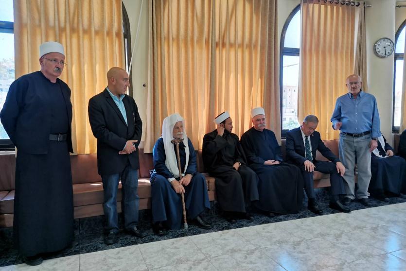 خلال تقديم واجب العزاء 