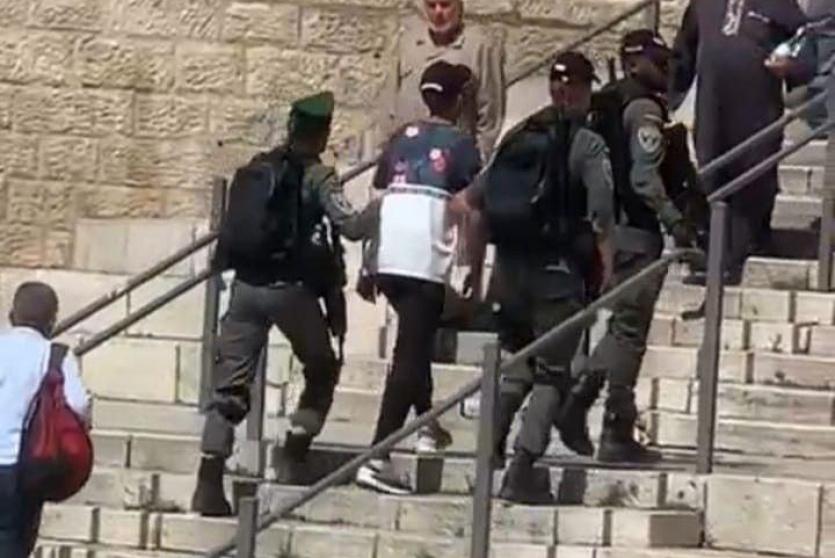 الاحتلال يعتقل شابا من منطقة باب العامود بالقدس