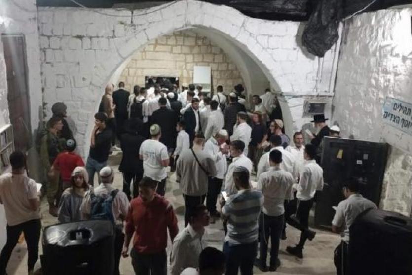 مستوطنون يقتحمون قبر يوسف فجر اليوم (فيسبوك)