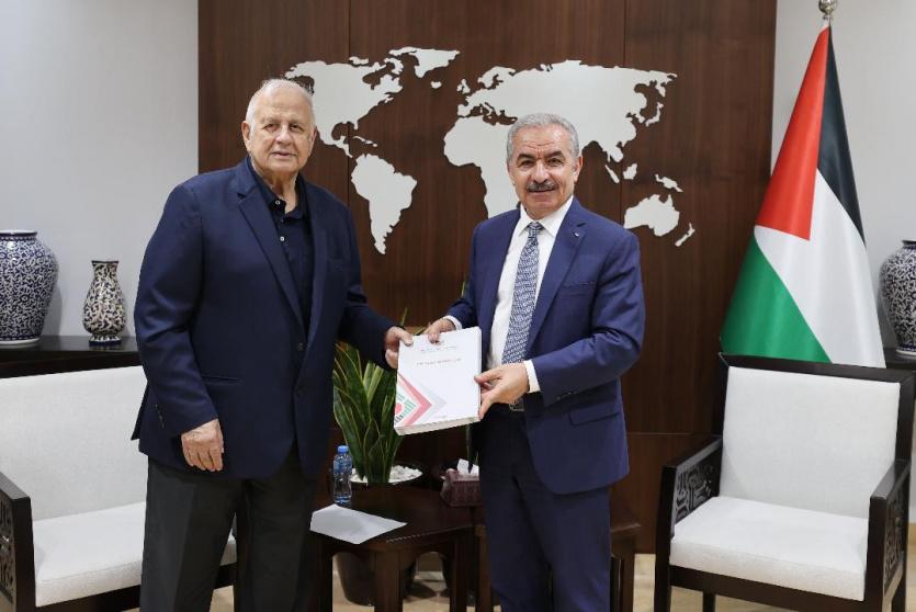 اشتية يتسلم تقرير لجنة الانتخابات المحلية