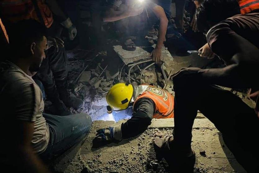 البحث عن مفقودين في المنزل المستهدف برفح