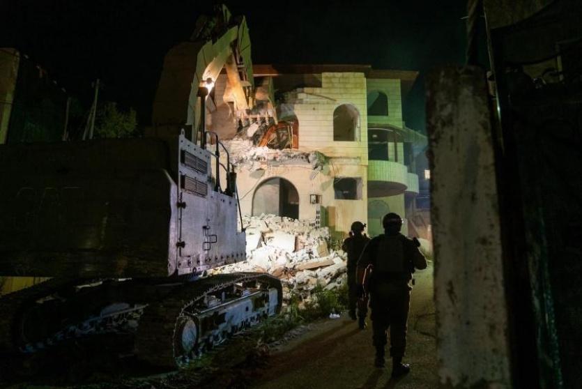 جرافات الاحتلال تهدم منزلي الاسيرين صبحي أبو شقير وأسعد الرفاعي في جنين