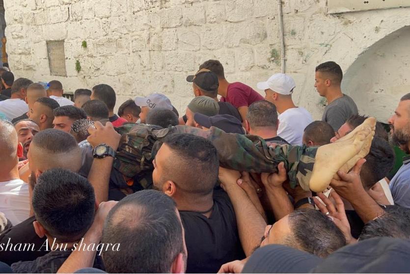 الشهيد ابراهيم نابلسي محمولا على الأكتاف 