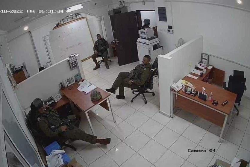 اقتحام قوات الاحتلال لإحدى المؤسسات برام الله