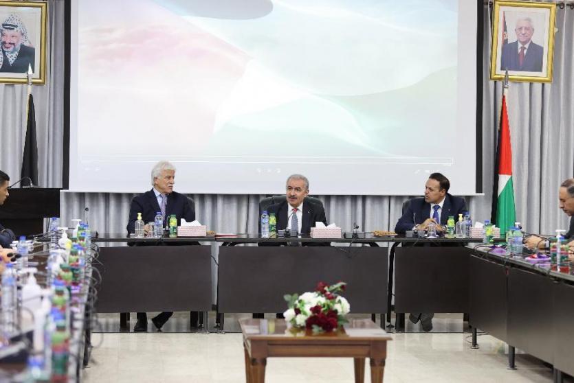 جانب من زيارة رئيس الوزراء لمقر وزارة التربية والتعليم برام الله