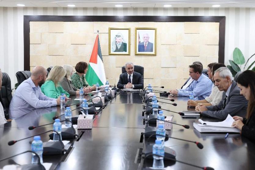 اشتية خلال لقائه وفدا من مجلس الشيوخ والبرلمان الأسترالي